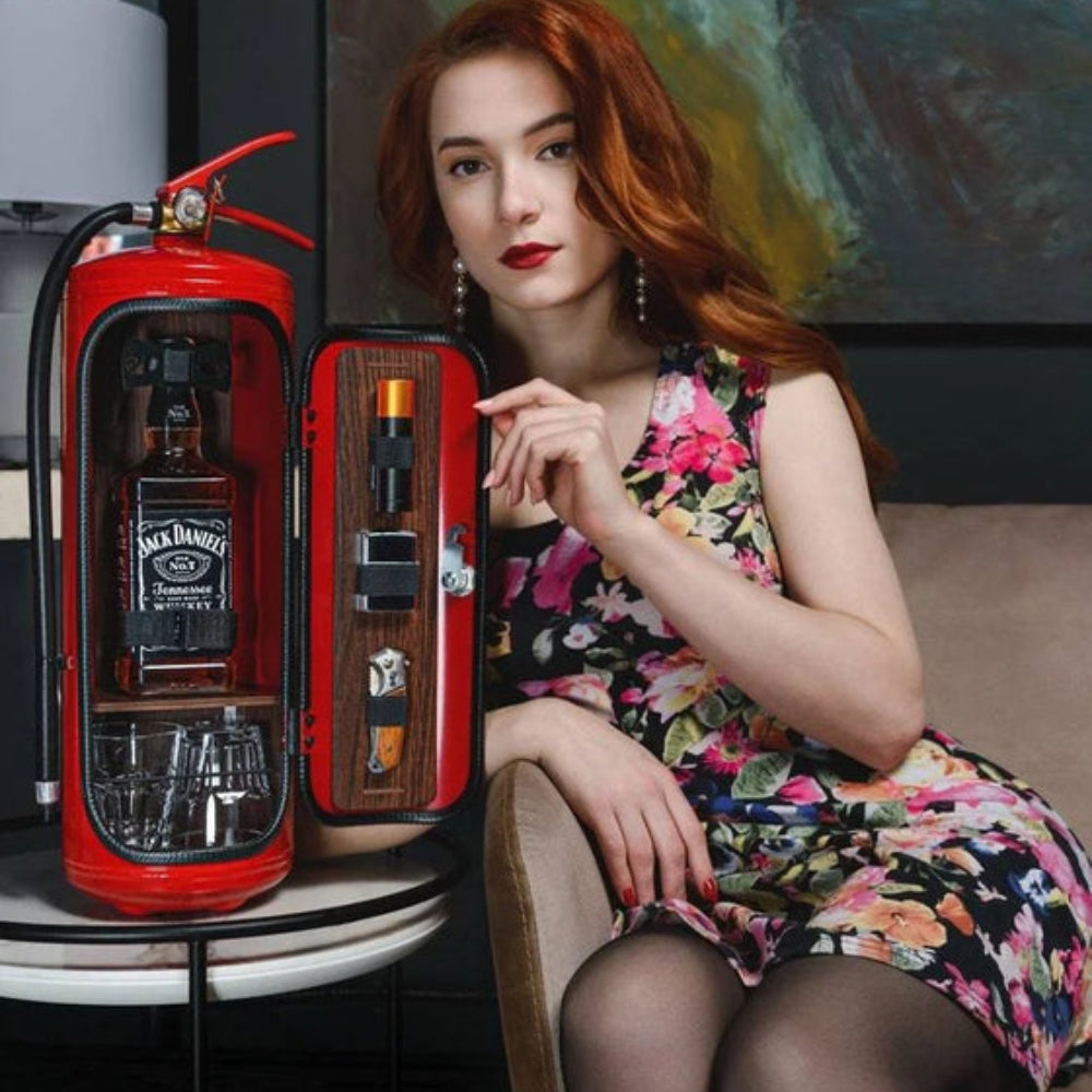 BlazeVault – Verborgen barcontainer met brandblusserontwerp en ruimte voor flessenopslag