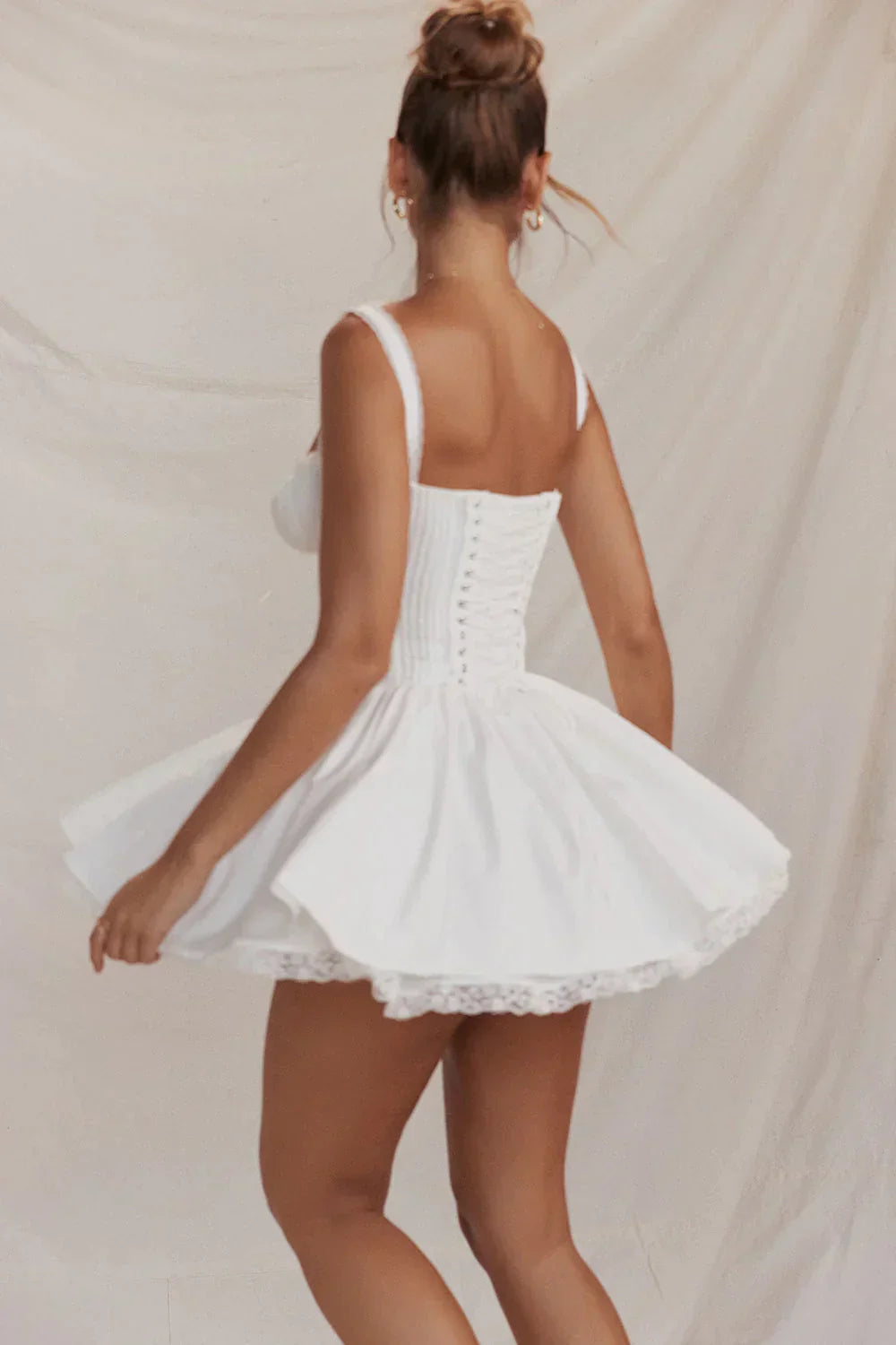 Mia – Elegante korset-geïnspireerde jurk met kantdetails en uitlopende rok