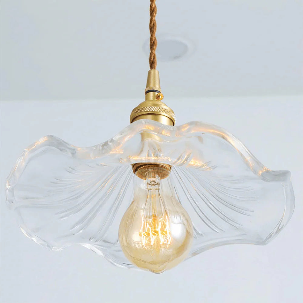 FloraGlow - Decoratieve hanglamp met gewelfde glazen kap en elegante accenten