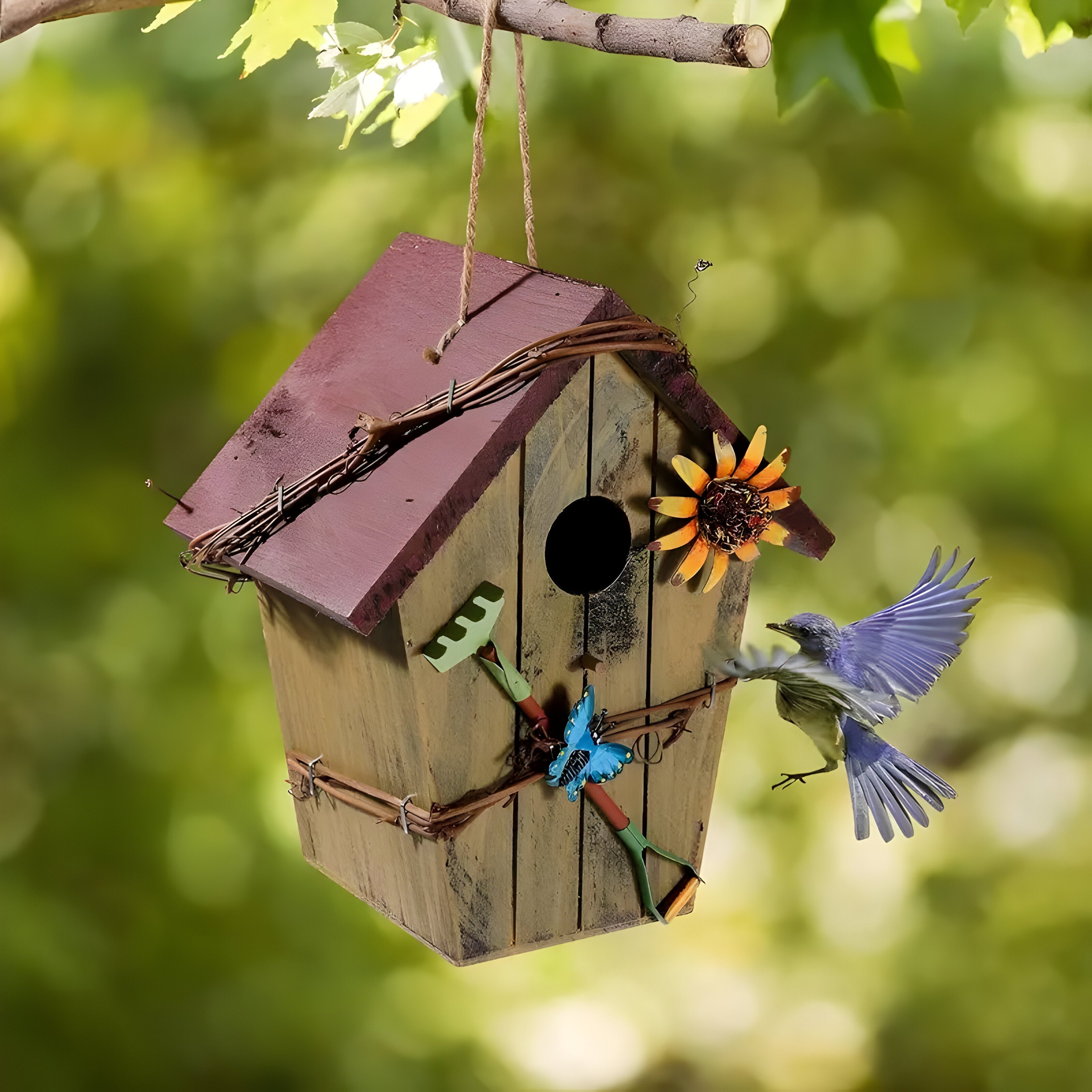 NestHaven - Nest hangend vogelhuisje met rustiek ontwerp met wijnranken en een gezellige vorm voor een gezellige sfeer buitenshuis