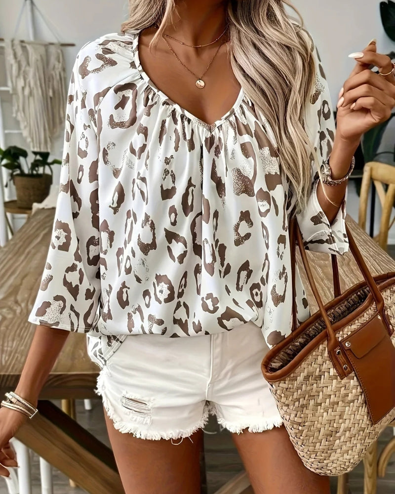 Leona – Klassieke luipaardprint blouse met V-hals en lange mouwen