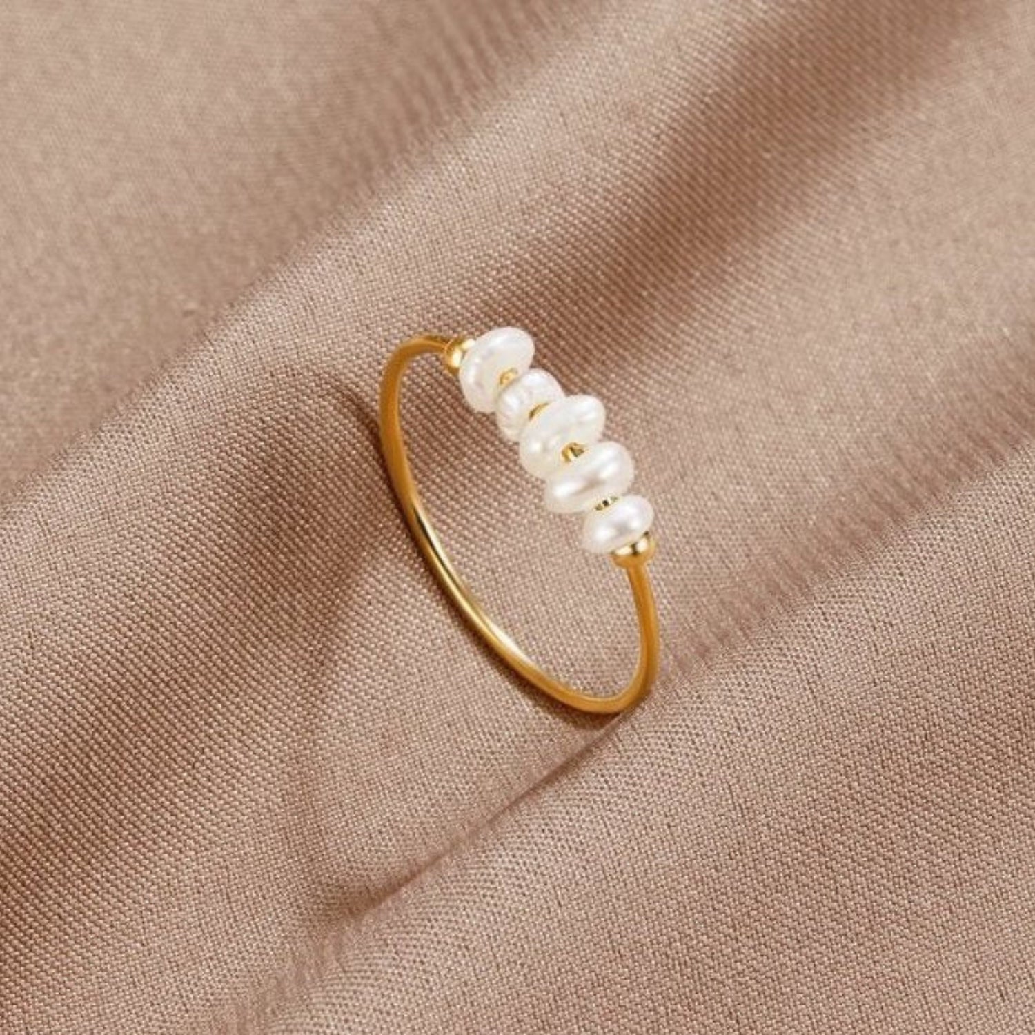 Rose – Moderne ronde ring met gladde afwerking en opvallend verhoogd middenstuk