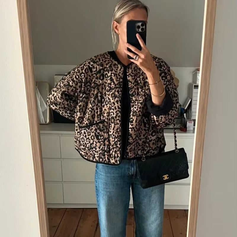 Julia – Lange Mouw Jas met Zakken en Knoopdetails