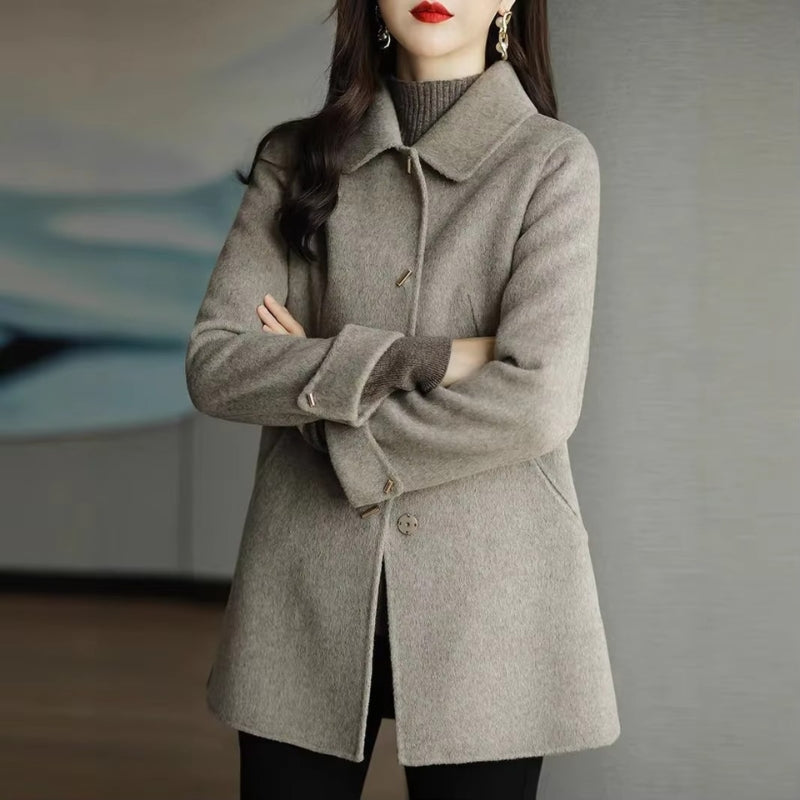 Leah – Jas met Lange Mouwen Knoopsluiting en Omlaagliggende Kraag