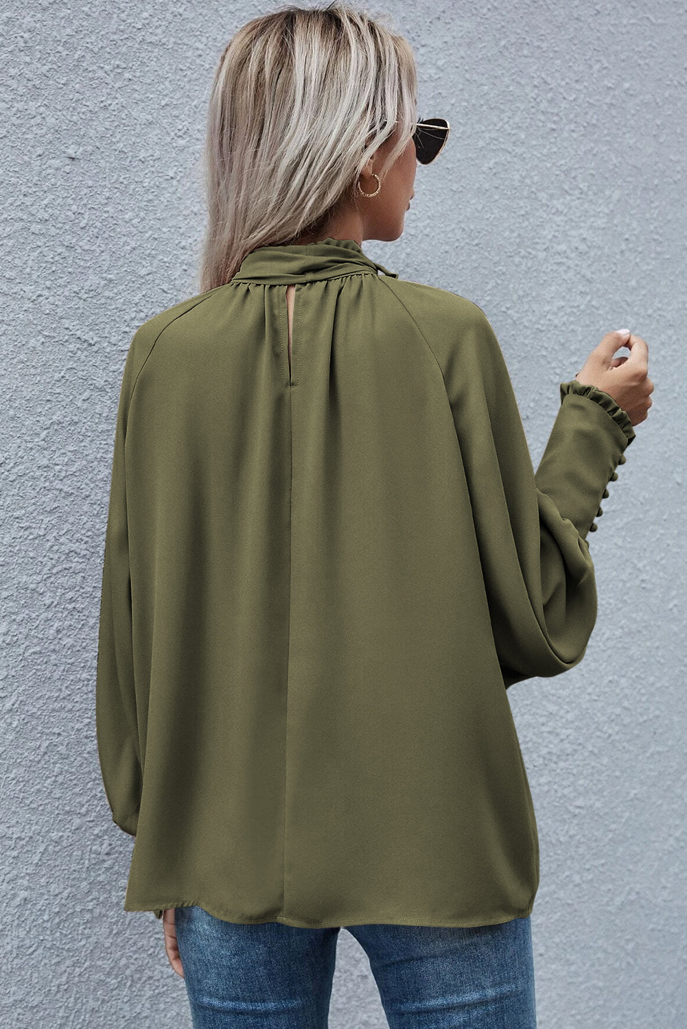 Mora – Elegante blouse met vlinderdashalslijn en pofmouwen