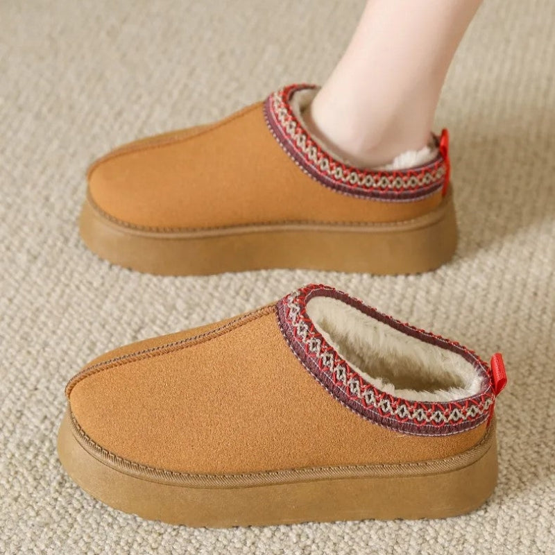 Naomi - Ronde Teen Slippers met Slip On en Geborduurd Ontwerp