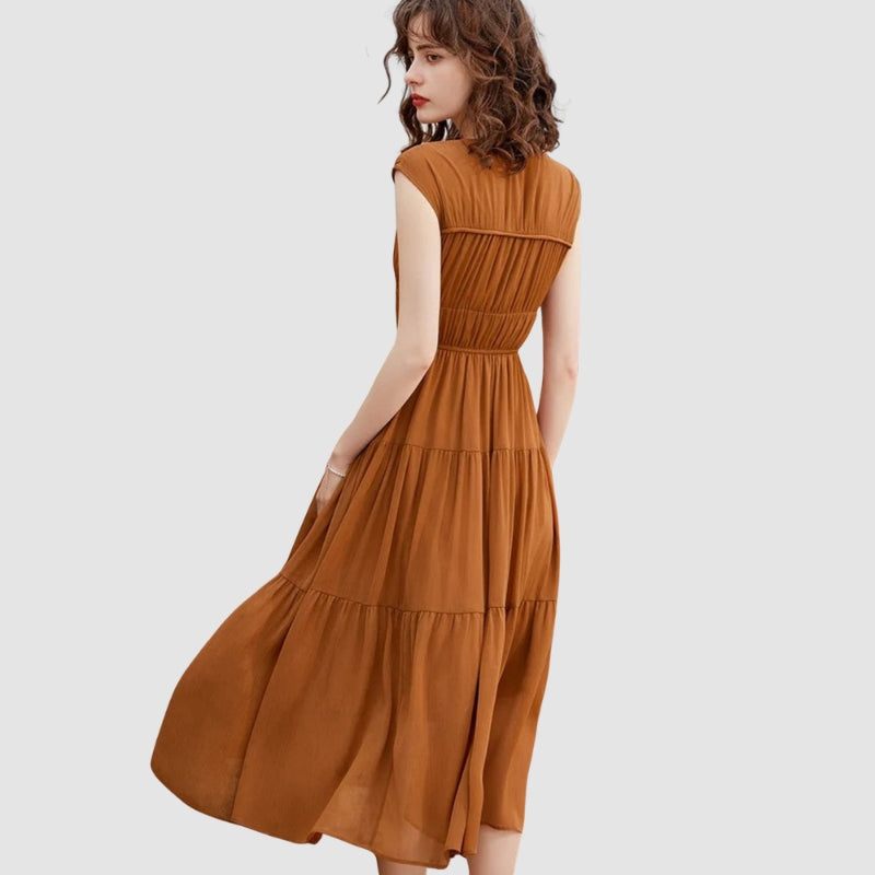 Lotte – Gelaagde maxi jurk met V hals en strikdetail