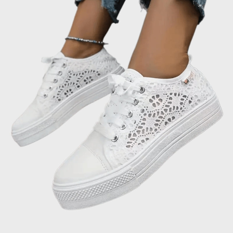 Emilia – Laag Gesneden Veterschoenen met Zijdetails en Veilige Pasvorm