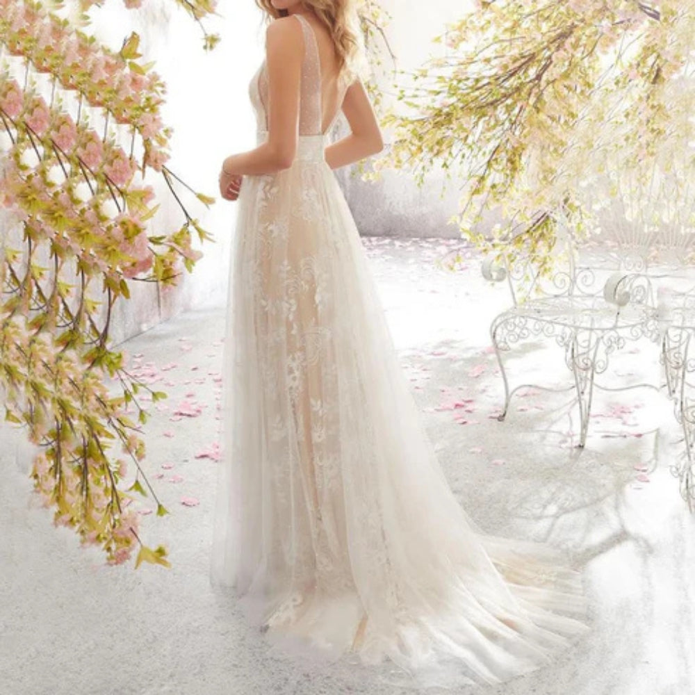 Lena – Elegante lange jurk met diepe V-hals en hoog geplooide tailledetail