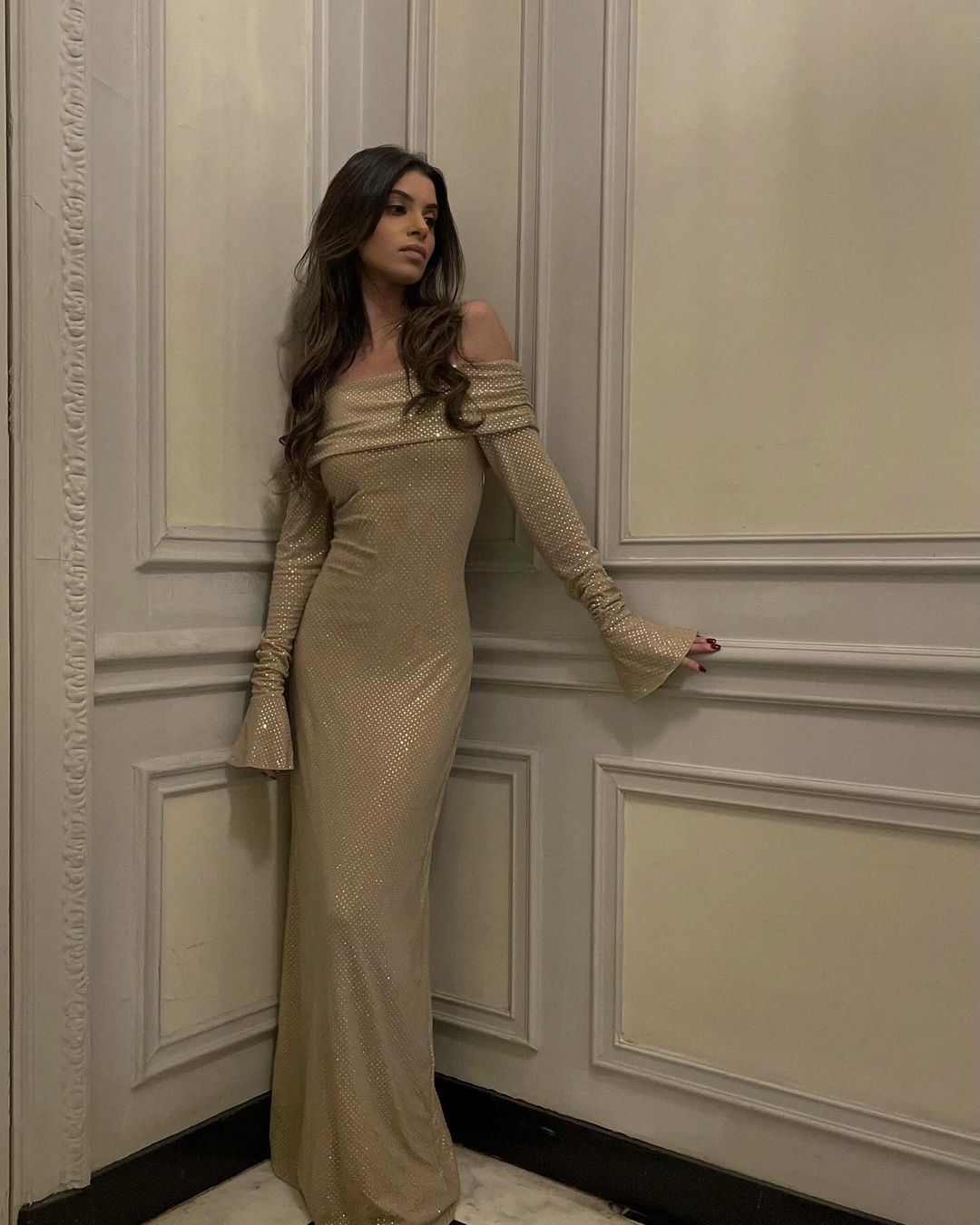 Valentina - Glamoureuze off-shoulder maxi jurk met subtiele glans