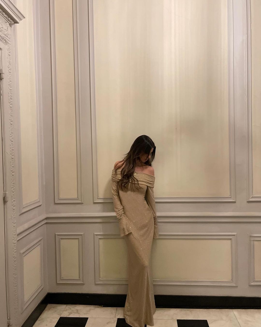 Valentina - Glamoureuze off-shoulder maxi jurk met subtiele glans