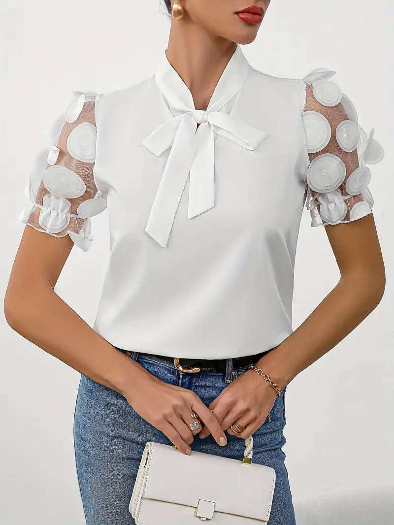 Lina – Elegant Korte mouw Blouse met strikdetails en relaxte pasvorm