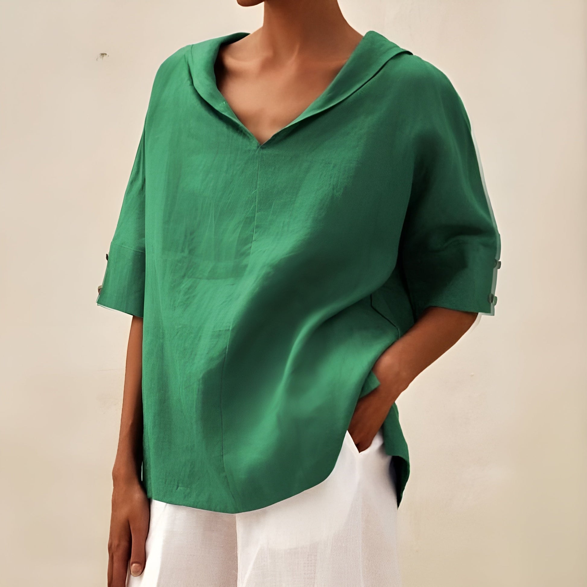 Sarah – Trendy top met korte mouwen en diepe V-hals