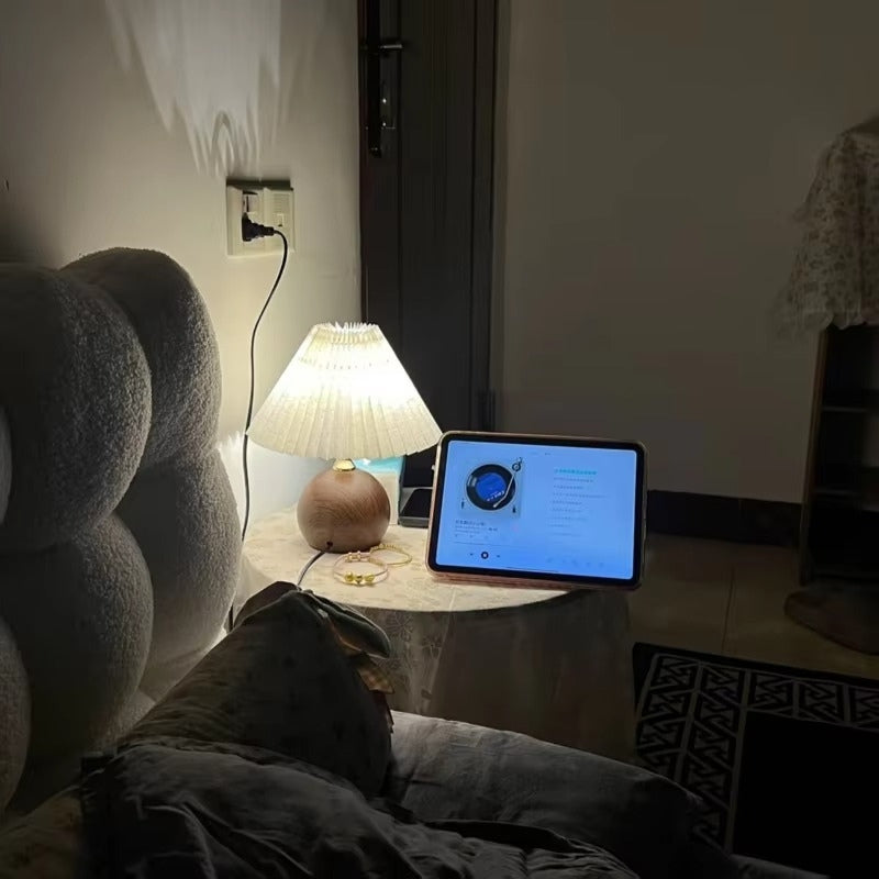 LumiGlow – LED Tafellamp met Gevouwen Lampenkap voor Binnenverlichting
