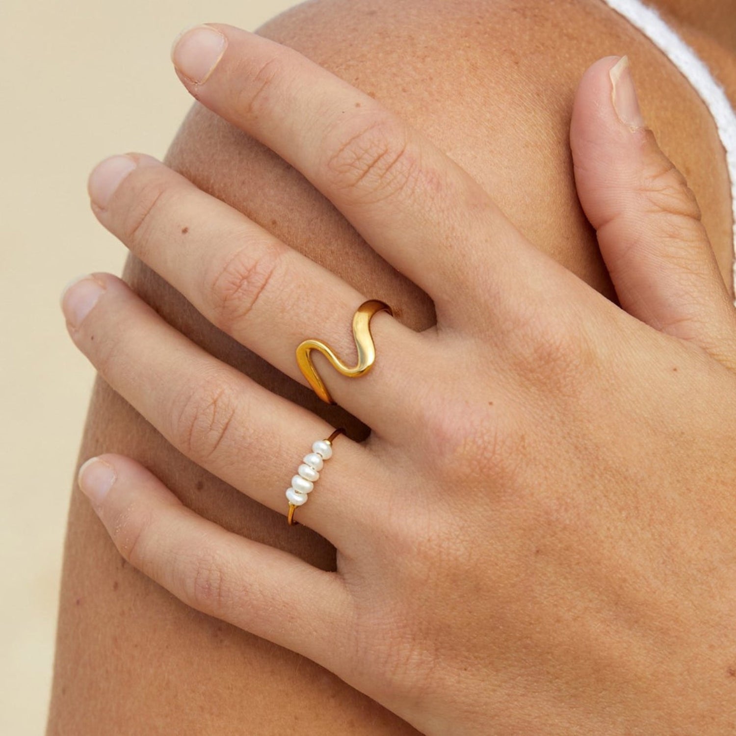 Rose – Moderne ronde ring met gladde afwerking en opvallend verhoogd middenstuk