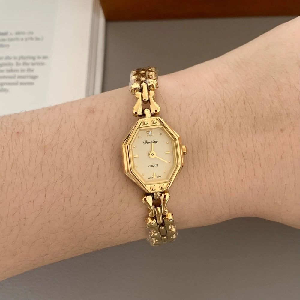 Nerina - Vierkant horloge met slanke armband en detail in de vorm van een zijknop