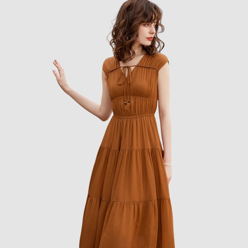 Lotte – Gelaagde maxi jurk met V hals en strikdetail