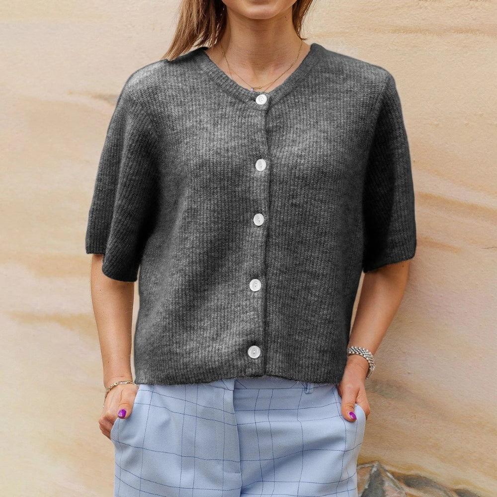 Isla – Trendy vest met korte mouwen en klassieke ronde hals