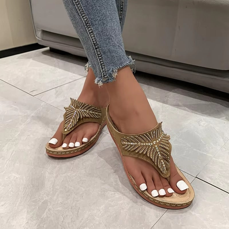 Naomi - Open teensandalen met sleehak en decoratieve accenten