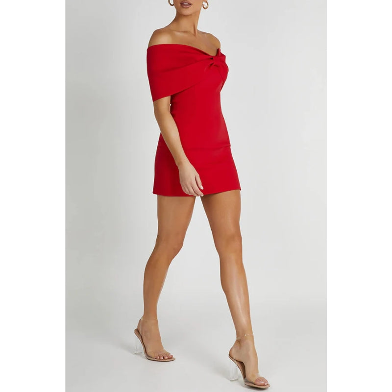 Ruby – Trendy off-shoulder mini-jurk met knoopjes op de rug en slanke pasvorm