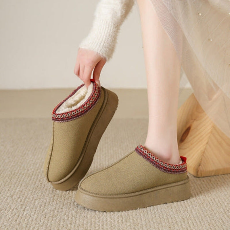 Naomi - Ronde Teen Slippers met Slip On en Geborduurd Ontwerp