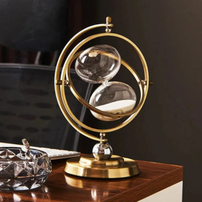 Timeloft – Artistieke ronde zandloper met atoomachtig montuur en vloeiend zanddesign