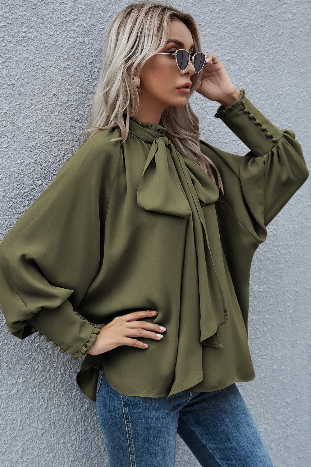 Mora – Elegante blouse met vlinderdashalslijn en pofmouwen