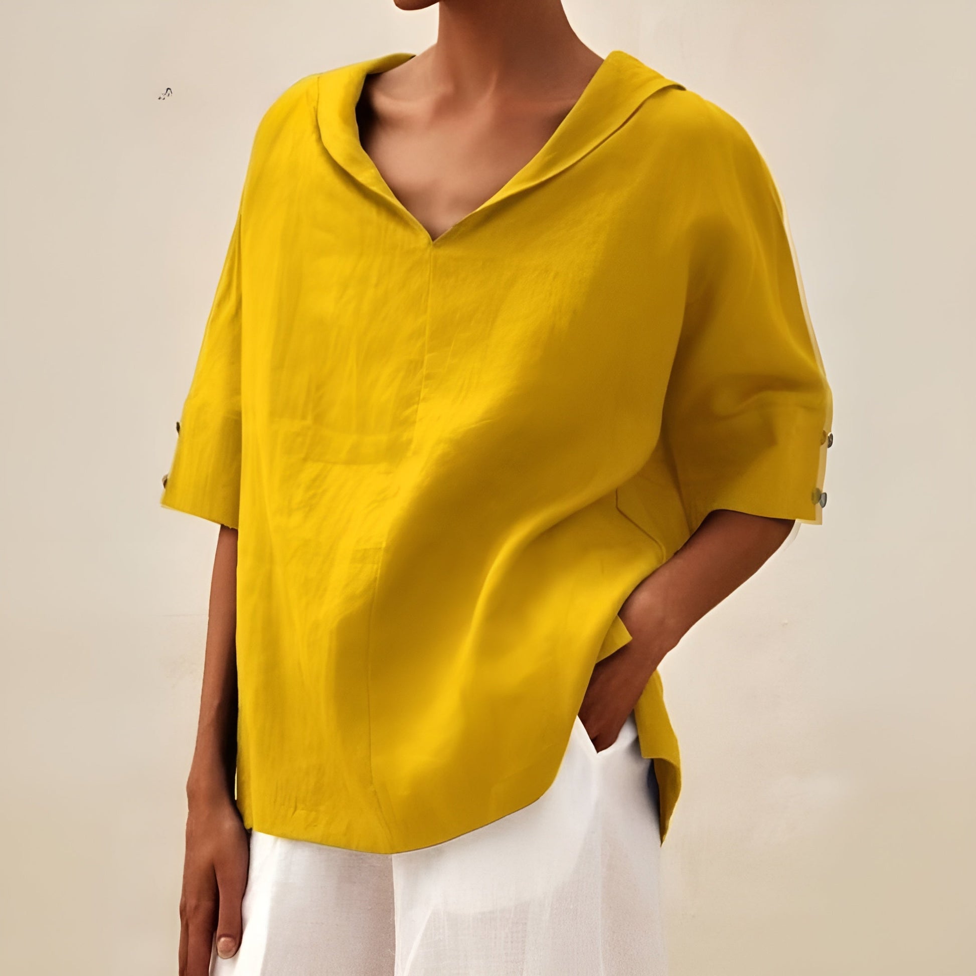 Sarah – Trendy top met korte mouwen en diepe V-hals