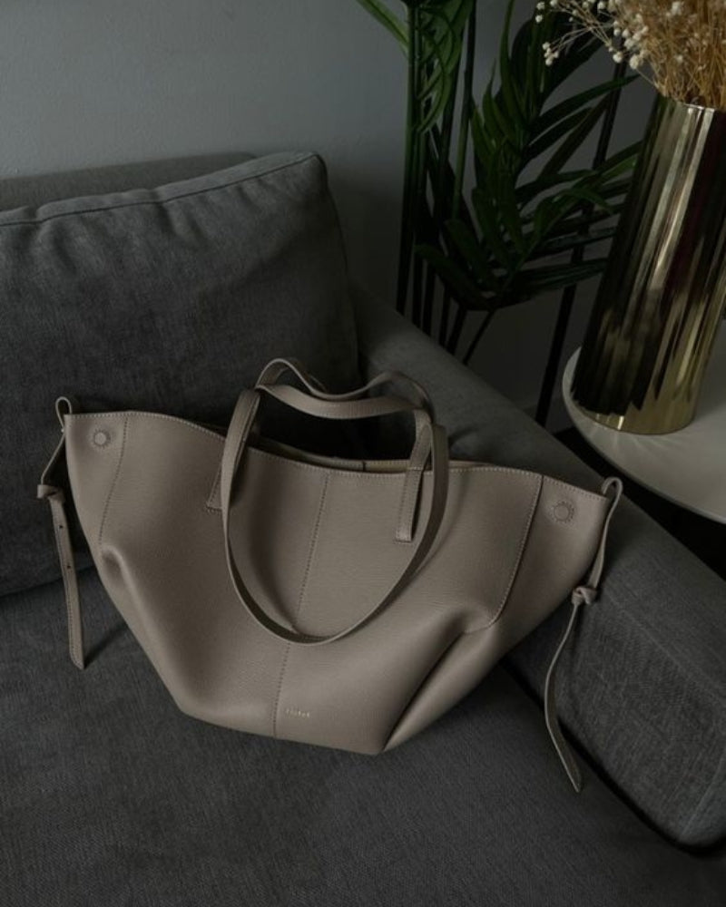 Emma - Ruime Schoudertas met Verstelbare Riemen en Veilige Sluiting