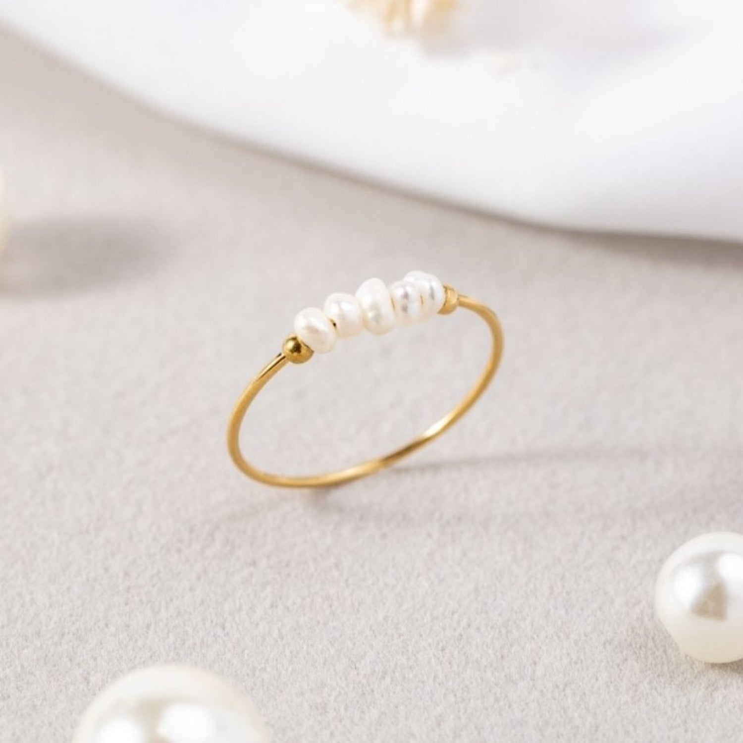Rose – Moderne ronde ring met gladde afwerking en opvallend verhoogd middenstuk