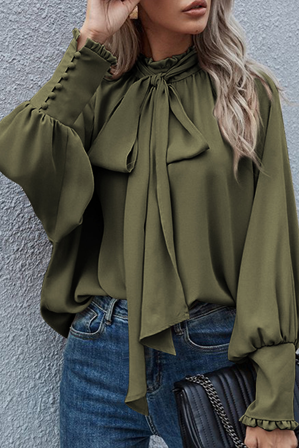 Mora – Elegante blouse met vlinderdashalslijn en pofmouwen
