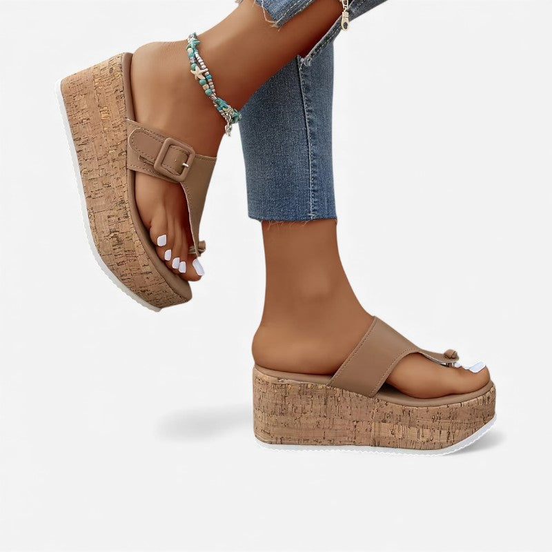 Amanda – Teenslippers met Gespsieraad en Instapontwerp