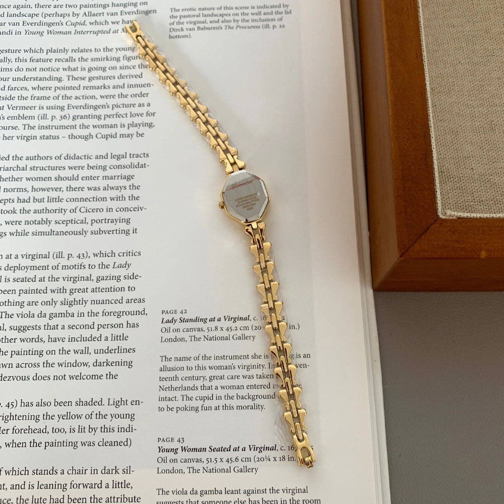 Nerina - Vierkant horloge met slanke armband en detail in de vorm van een zijknop