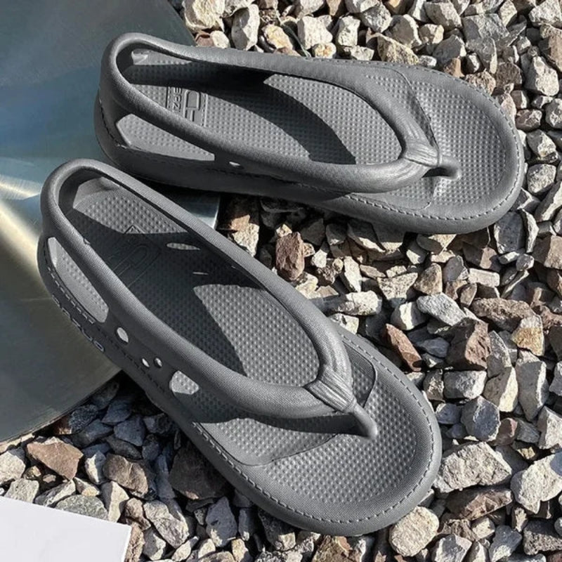 Nico – Casual instapsandalen met uitgesneden zijkanten en platte zool