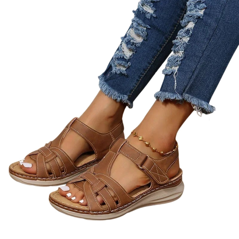 Aria – T-band Sandalen met Knoopdetails en Verstelbaar Enkelbandje