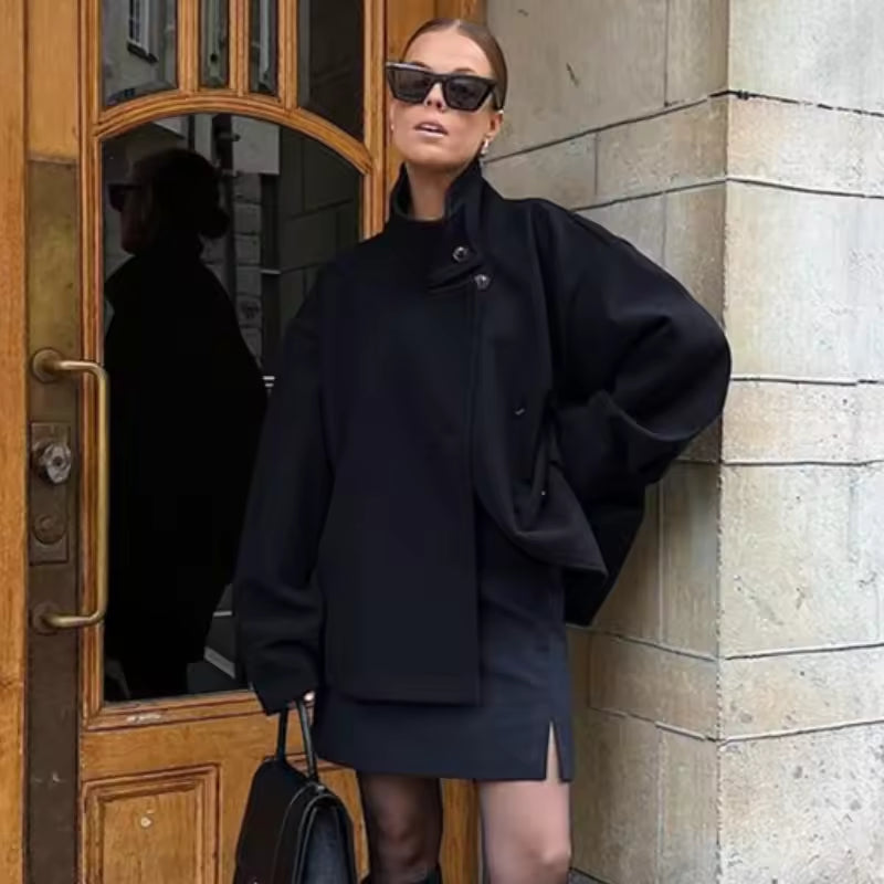 Leony – Enkelrijige Jas met Opstaande Kraag en Lange Mouwen