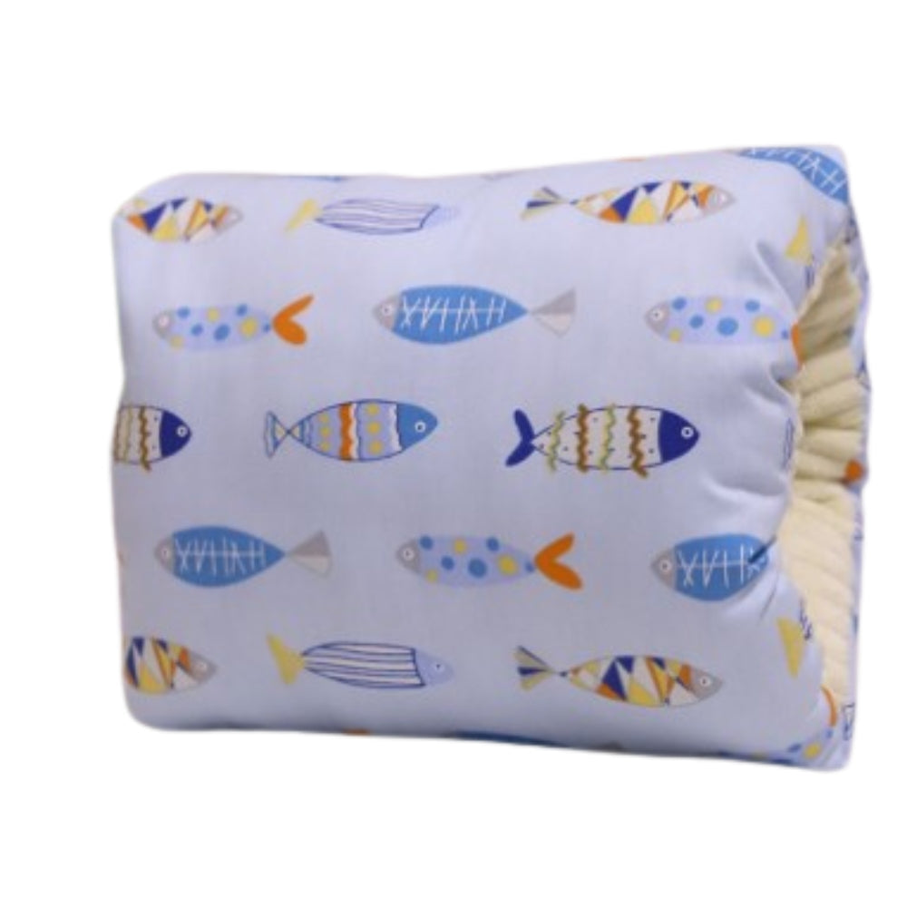 BabyLoom - Bedrukte babywieg met arm en mouwmotief gebogen vorm en centraal kussenpaneel