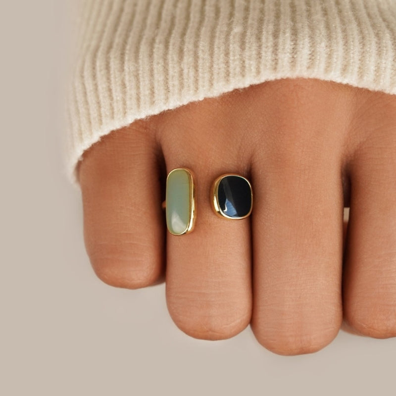 Selina – Elegante wikkelring met twee rechthoekige stenen en open pasvorm