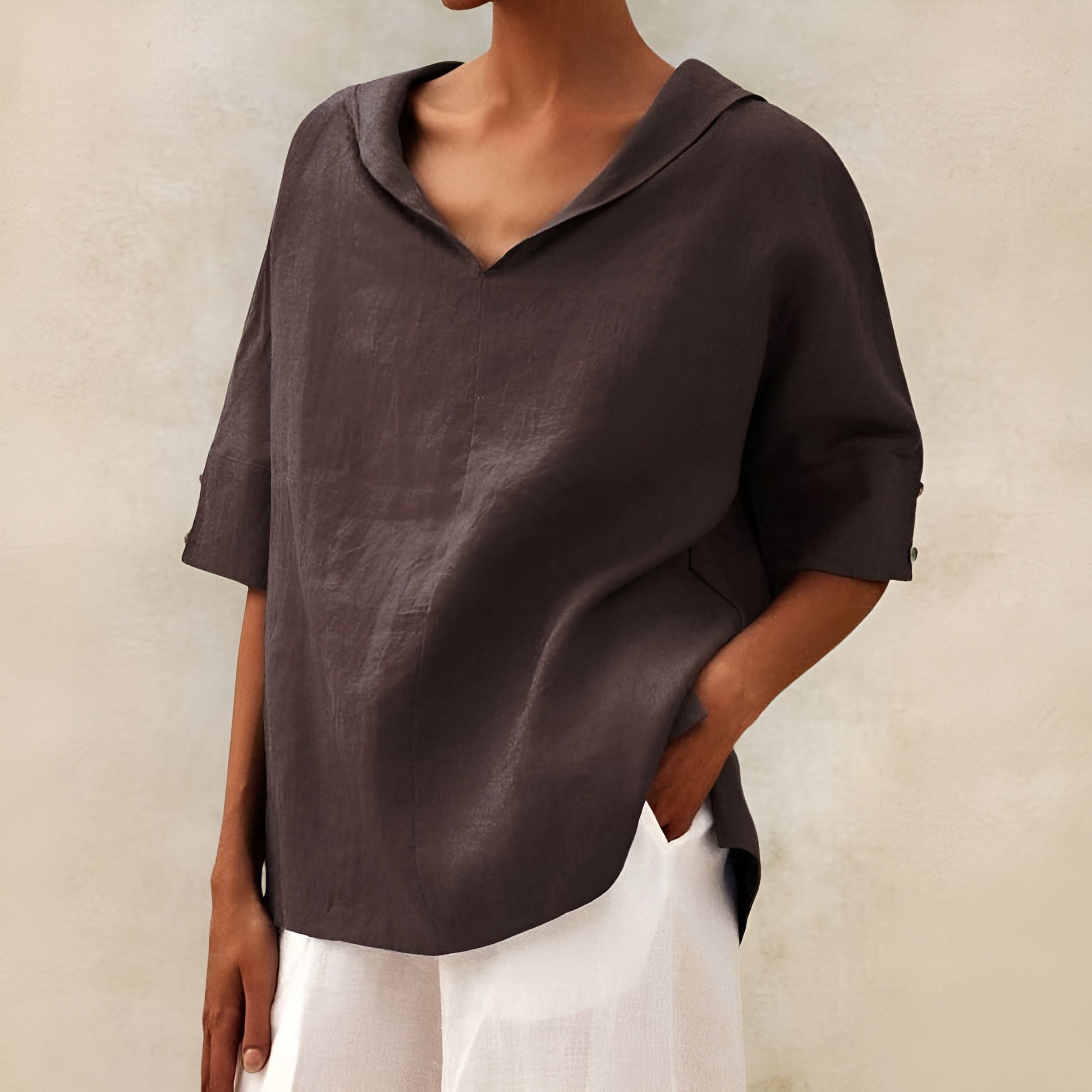Sarah – Trendy top met korte mouwen en diepe V-hals