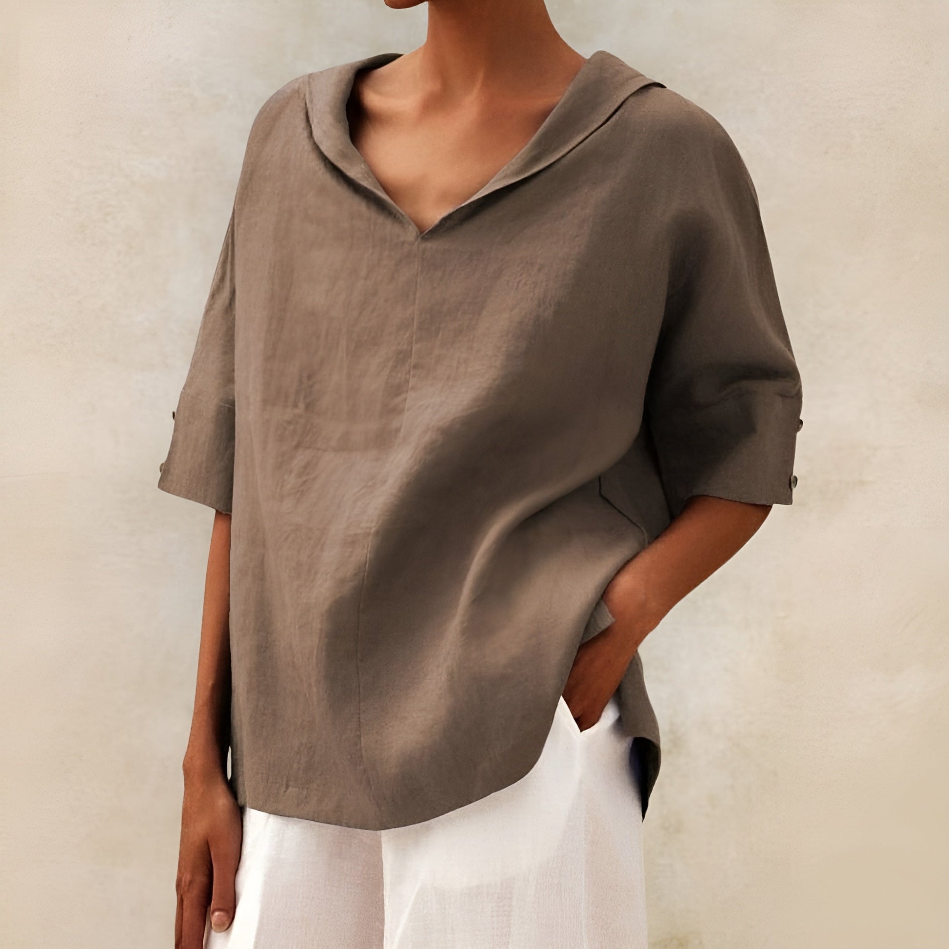 Sarah – Trendy top met korte mouwen en diepe V-hals