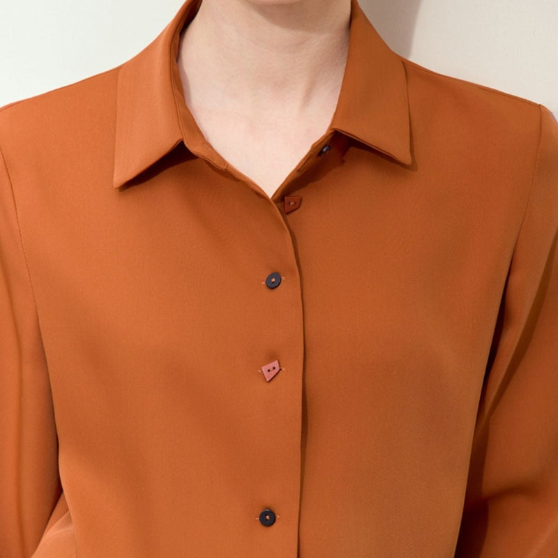 Olivia - Blouse met knoopdetails en klassieke kraag