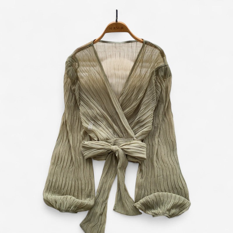 Bylle – Blouse met pofmouwen, kruisvetersluiting en V-hals