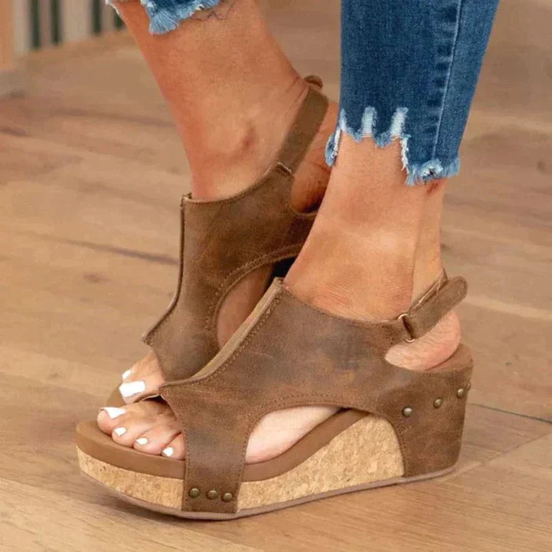 Melania - Casual sandalen met sleehak, achterband en gewatteerde zool