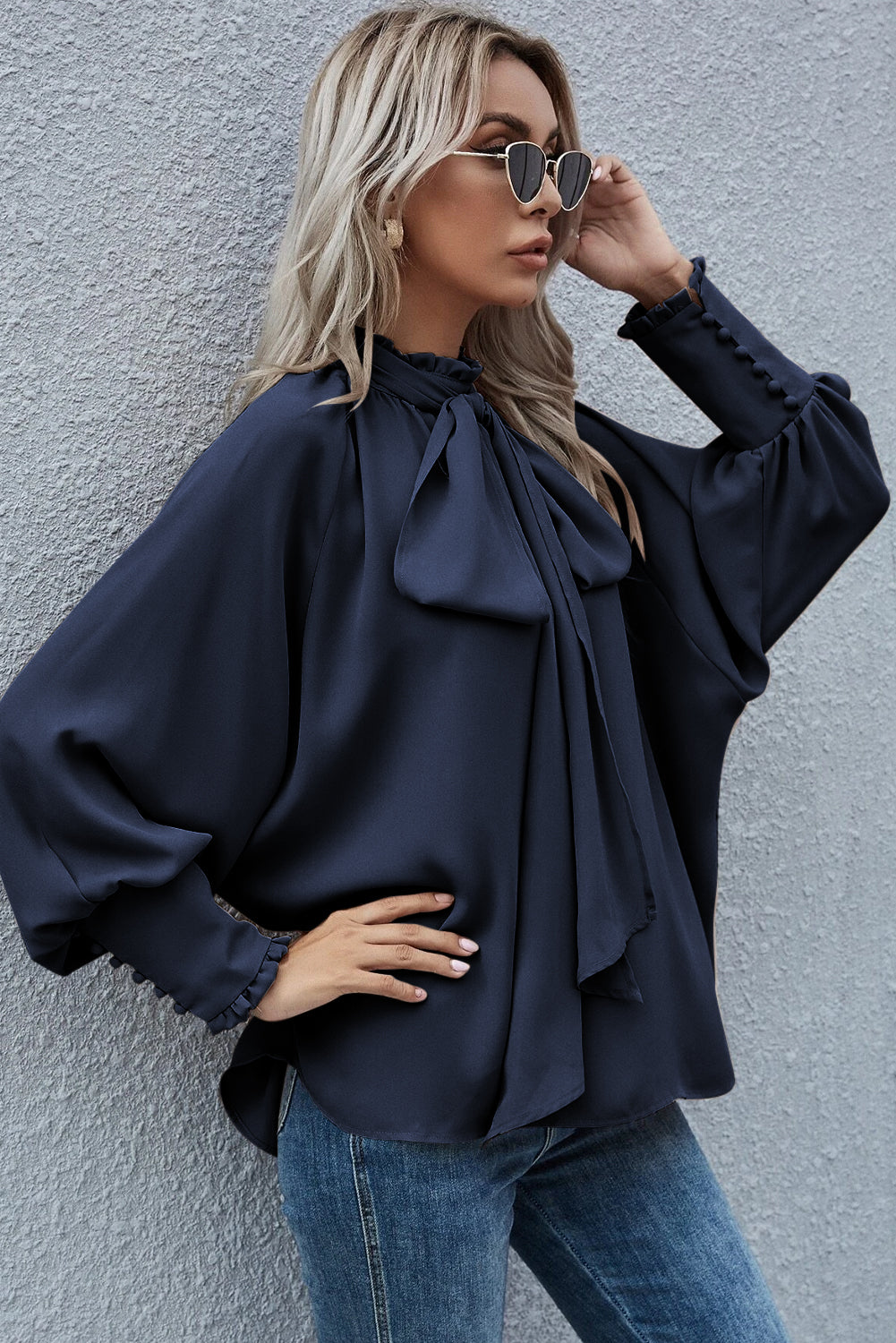 Mora – Elegante blouse met vlinderdashalslijn en pofmouwen