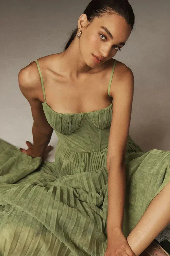 Elara – Geplooide midi-jurk met sweetheart-halslijn en flatterend korsetdetail