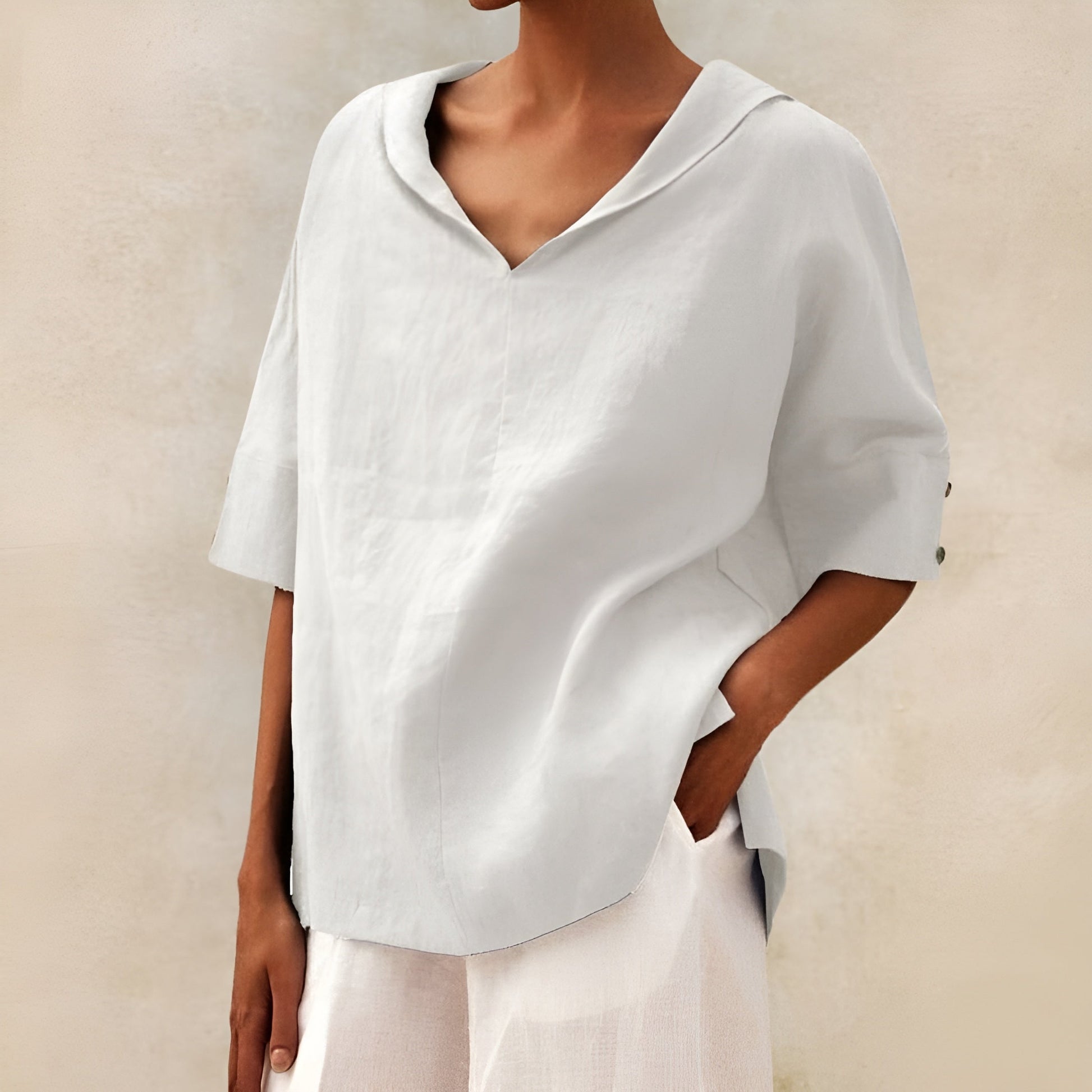 Sarah – Trendy top met korte mouwen en diepe V-hals