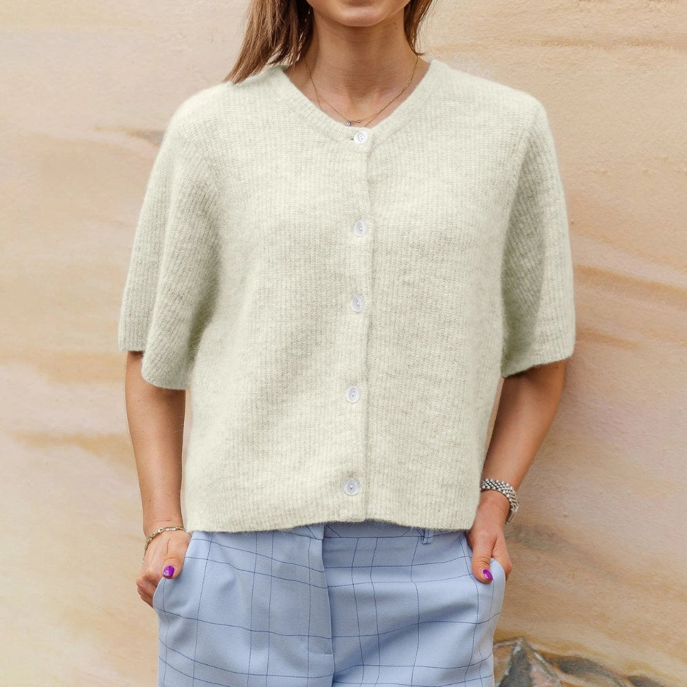 Isla – Trendy vest met korte mouwen en klassieke ronde hals