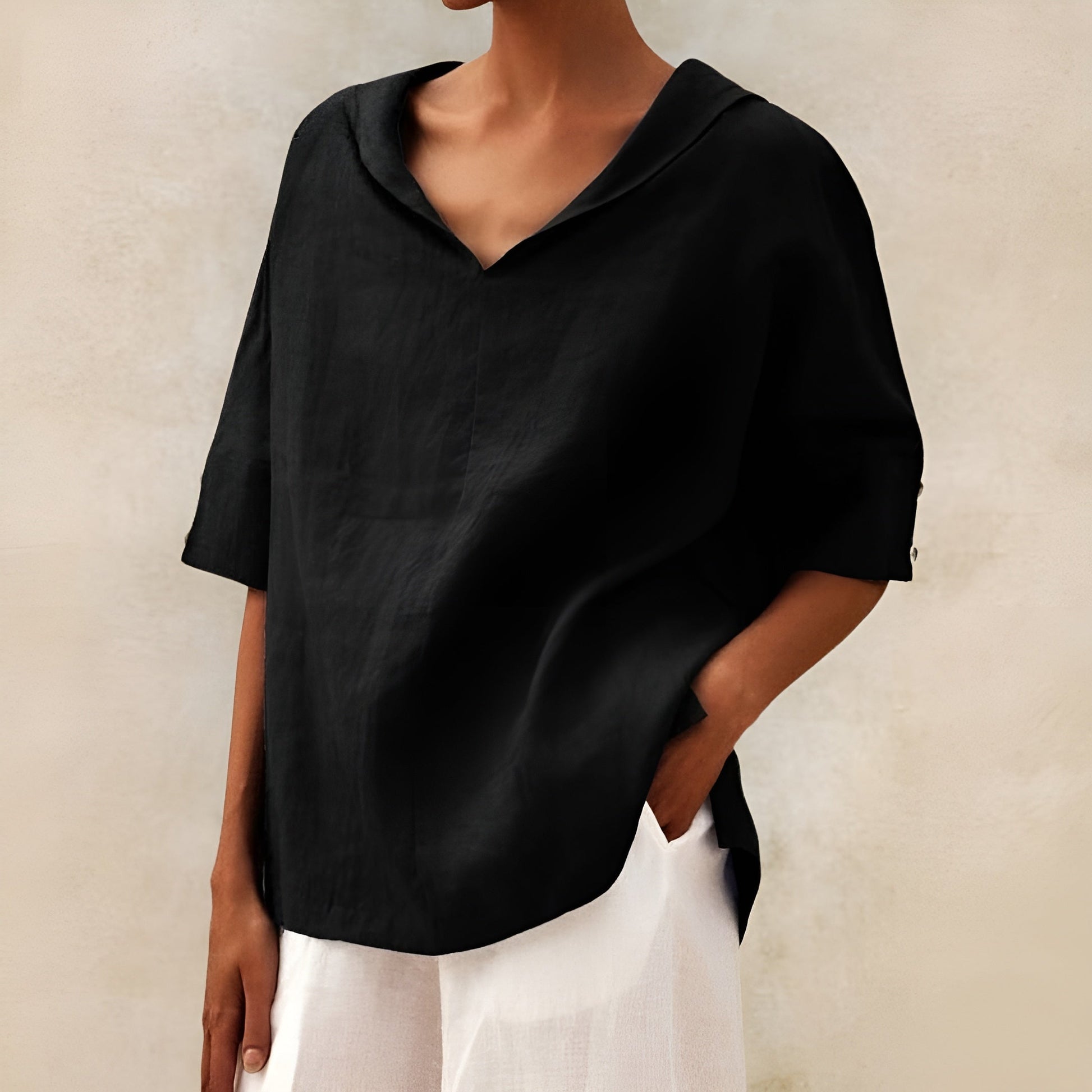 Sarah – Trendy top met korte mouwen en diepe V-hals