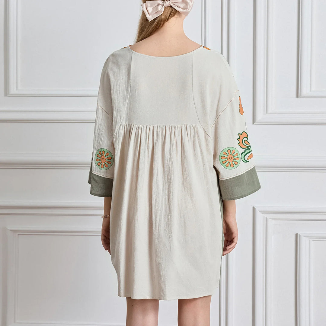 Leila – Trendy bloemenprint mini-jurk met V-hals en relaxte pasvorm