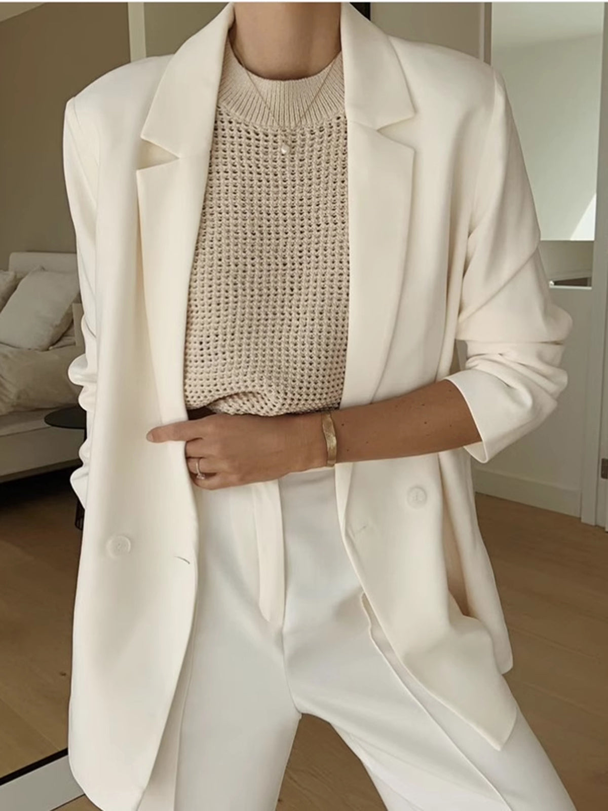 Linda – Mouwloos topje met gestructureerd design en hoge halslijn voor een chique look